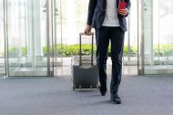 Foto: Mann mit Koffer am Flughafen
