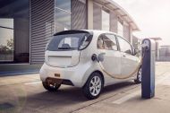 Foto: Elektroauto mit Ladesäule