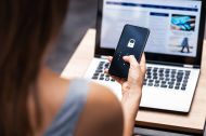 Foto: Frau mit Smartphone